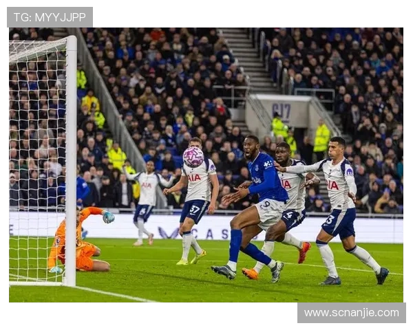 曼城主场迎战阿森纳力争三分冲击英超榜首激烈对决引人关注 曼城主场迎战阿森纳力争三分冲击英超榜首激烈对决引人关注