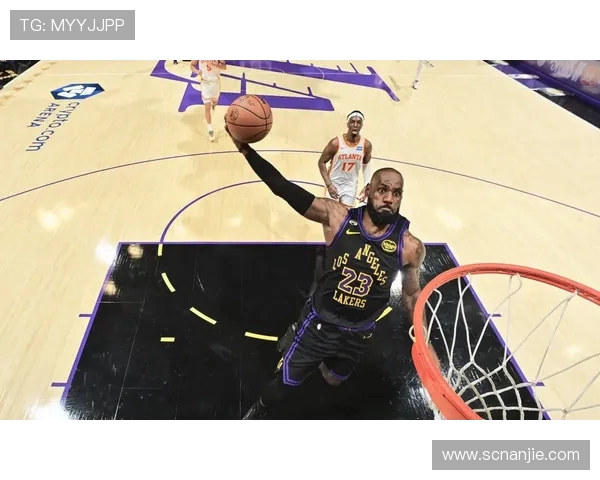 湖人快船对决激战正酣球迷热情高涨期待精彩瞬间 湖人快船对决激战正酣球迷热情高涨期待精彩瞬间